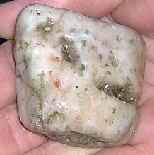 DER STEIN SCHAUTE UNS am 31.1.07 von BODEN SO AN das ICH IHN MITNAHM KLICK aber mal EHRLICH SIEHT er NICHT TOLL AUS?????