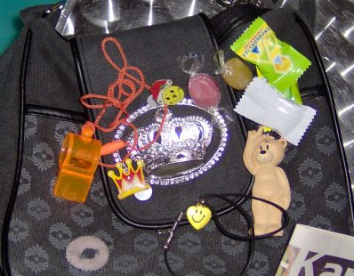 MUSS SEIN den FINGER end die KRONE DANKE BESSER  W.O A. end PFEIFE end HAARBAND GEFUNDEN!!!!!