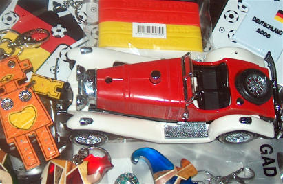 Das FEURERZEUG AUTO ist ein TISCH MODELL SCHLÜSSELANHÄNGER fand meine LIEBSTE auch wieder und NATÜRLICH GEDÖNZE